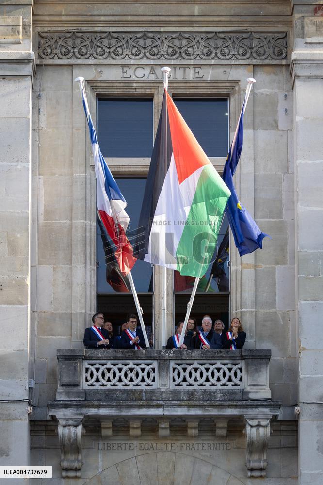 Palestinian flag raising ceremony at Saint-Denis town hall - Saint-Denis