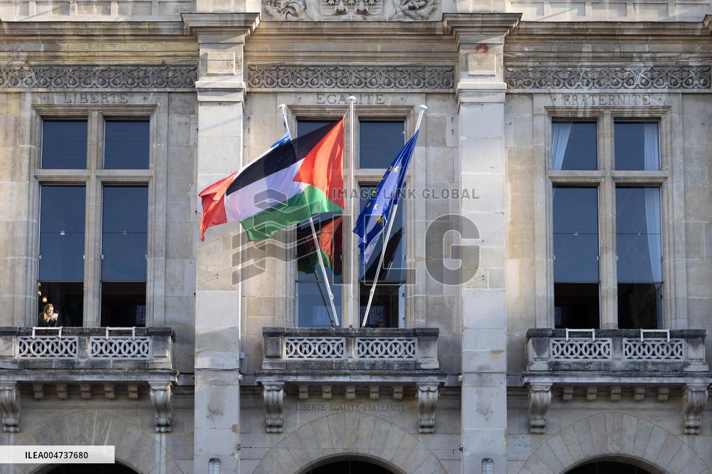 Palestinian flag raising ceremony at Saint-Denis town hall - Saint-Denis