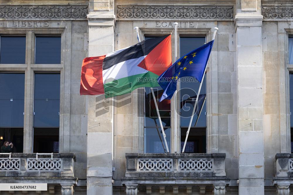 Palestinian flag raising ceremony at Saint-Denis town hall - Saint-Denis