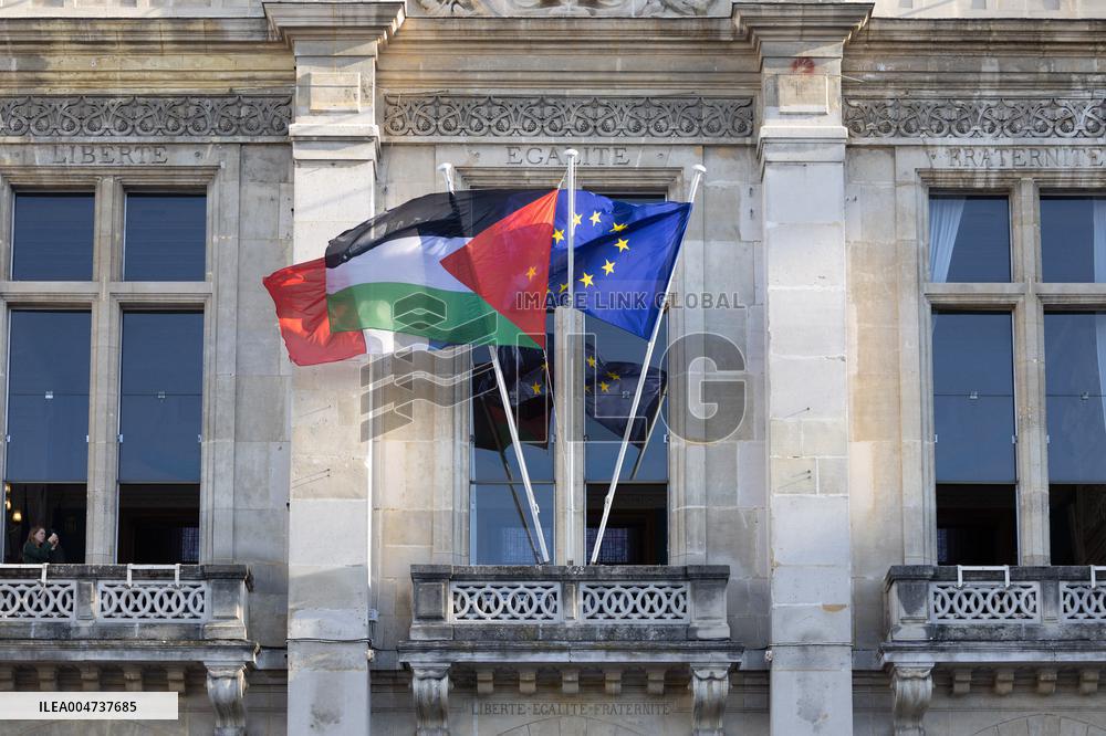 Palestinian flag raising ceremony at Saint-Denis town hall - Saint-Denis