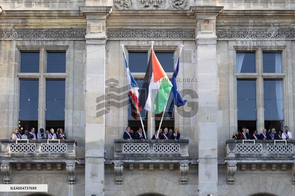 Palestinian flag raising ceremony at Saint-Denis town hall - Saint-Denis