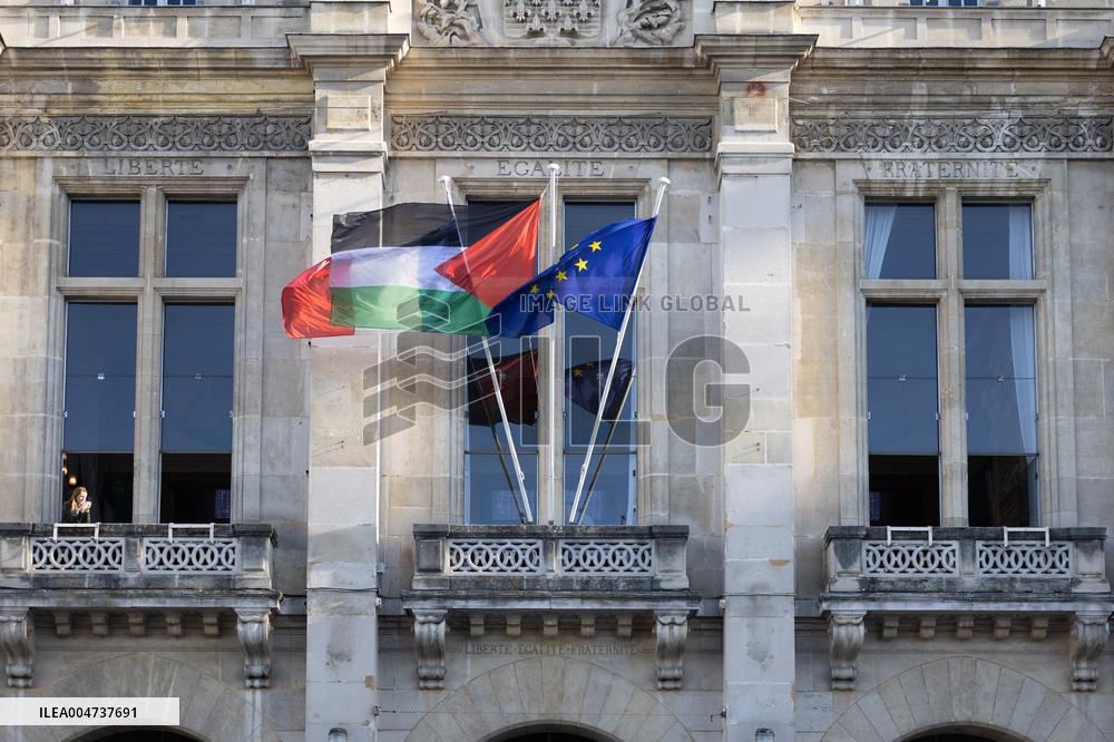 Palestinian flag raising ceremony at Saint-Denis town hall - Saint-Denis