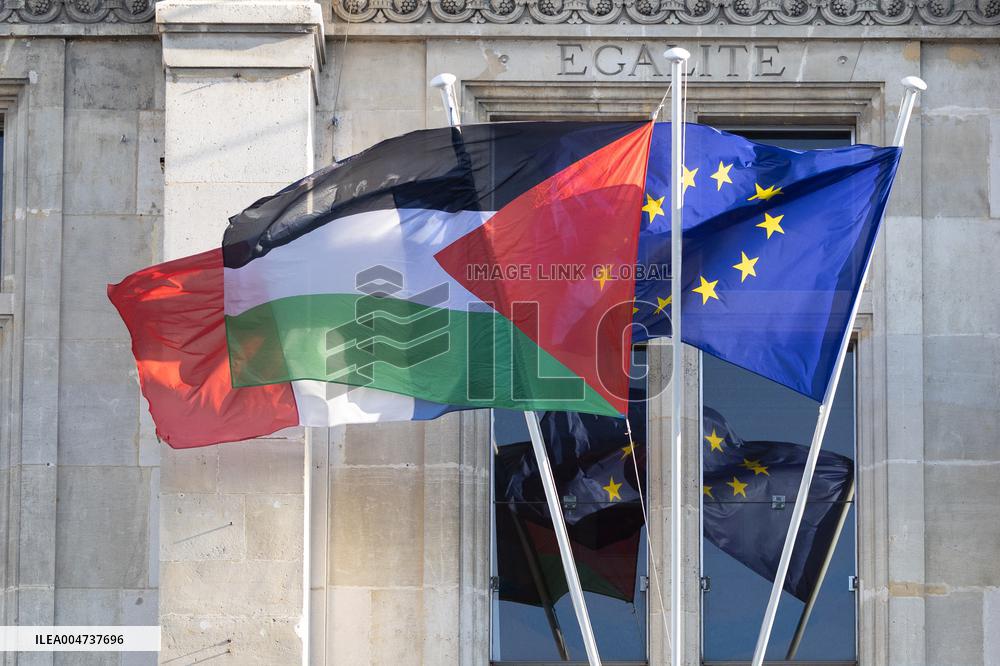 Palestinian flag raising ceremony at Saint-Denis town hall - Saint-Denis