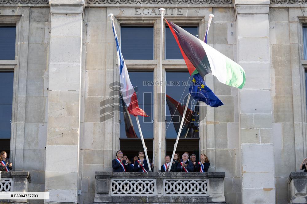 Palestinian flag raising ceremony at Saint-Denis town hall - Saint-Denis