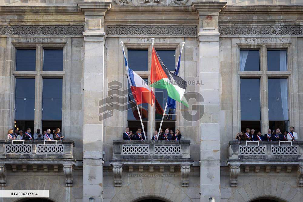 Palestinian flag raising ceremony at Saint-Denis town hall - Saint-Denis