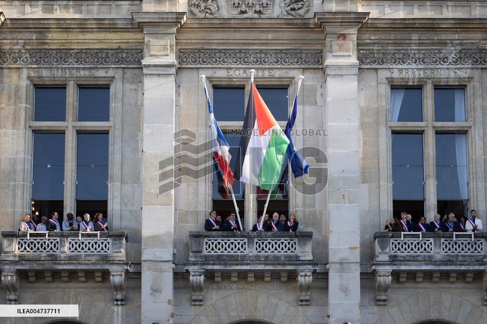 Palestinian flag raising ceremony at Saint-Denis town hall - Saint-Denis