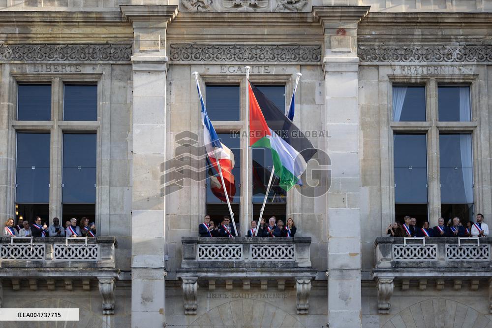 Palestinian flag raising ceremony at Saint-Denis town hall - Saint-Denis