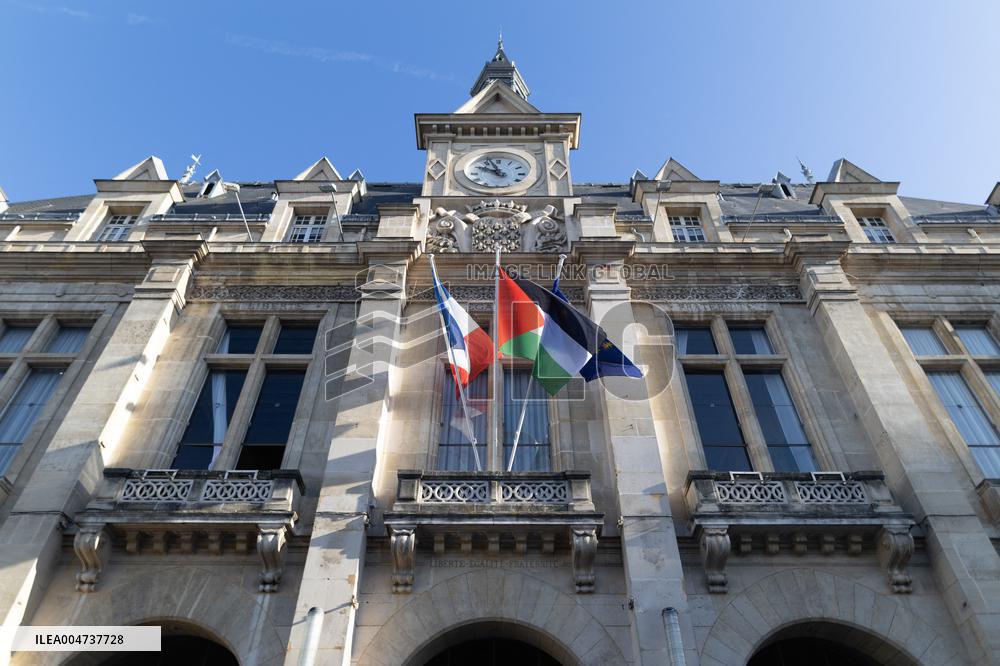 Palestinian flag raising ceremony at Saint-Denis town hall - Saint-Denis