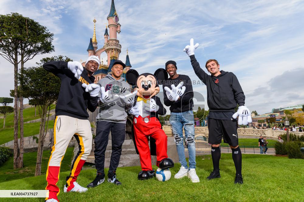 Pogba, Mbappé, Dembélé and Griezmann at Disneyland Paris