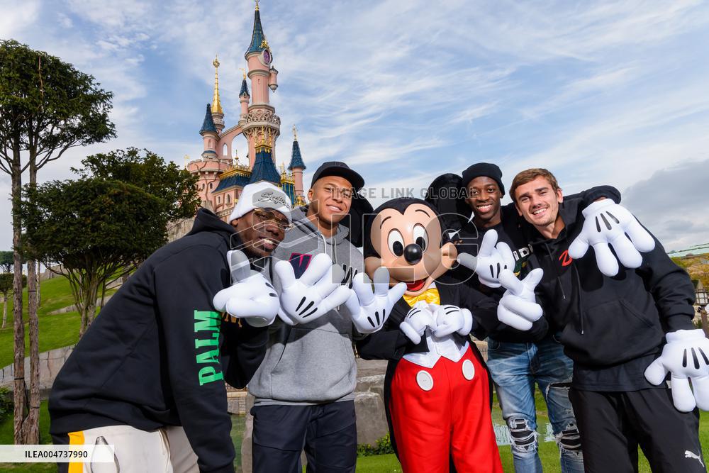 Pogba, Mbappé, Dembélé and Griezmann at Disneyland Paris
