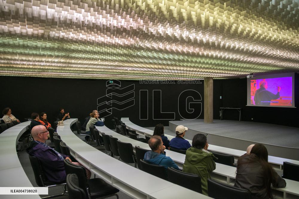 Illustration - Communist Party Headquarters - Paris