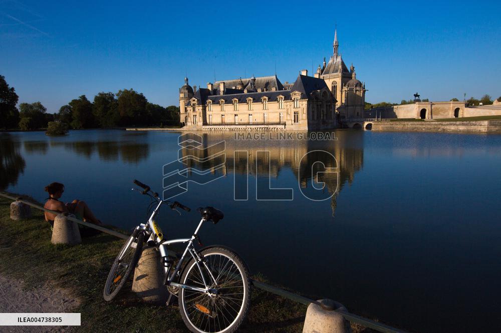 Illustration - Chantilly