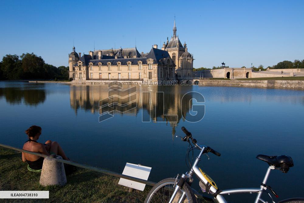 Illustration - Chantilly