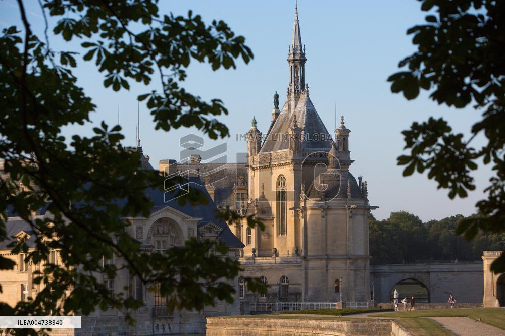 Illustration - Chantilly