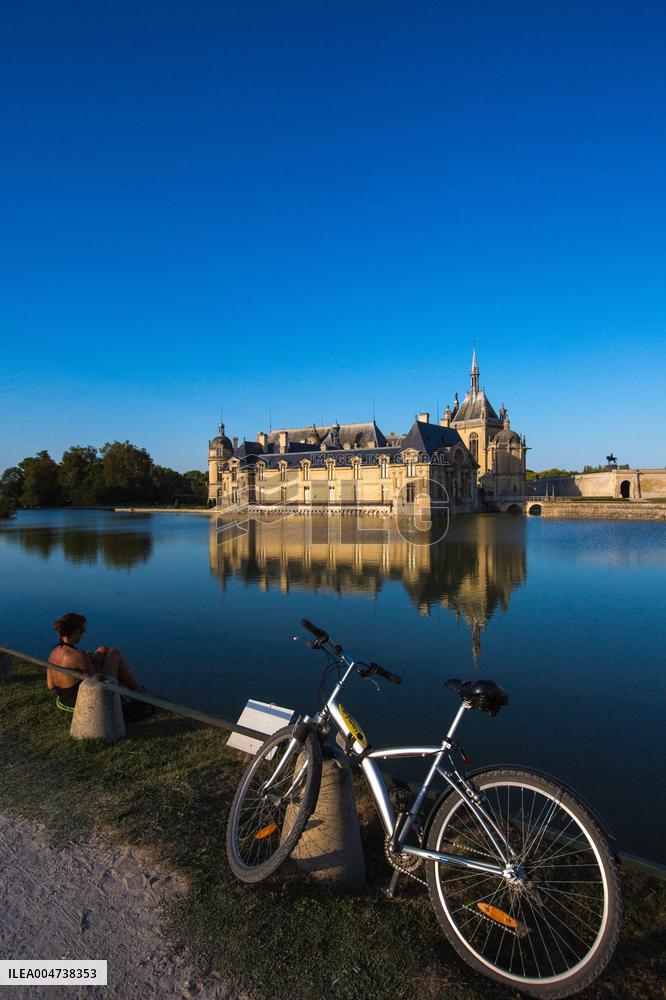 Illustration - Chantilly