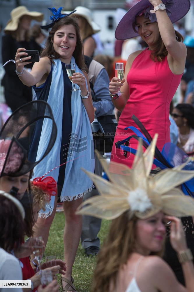 Illustration - Chantilly