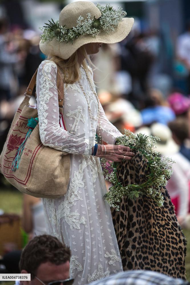 Illustration - Chantilly