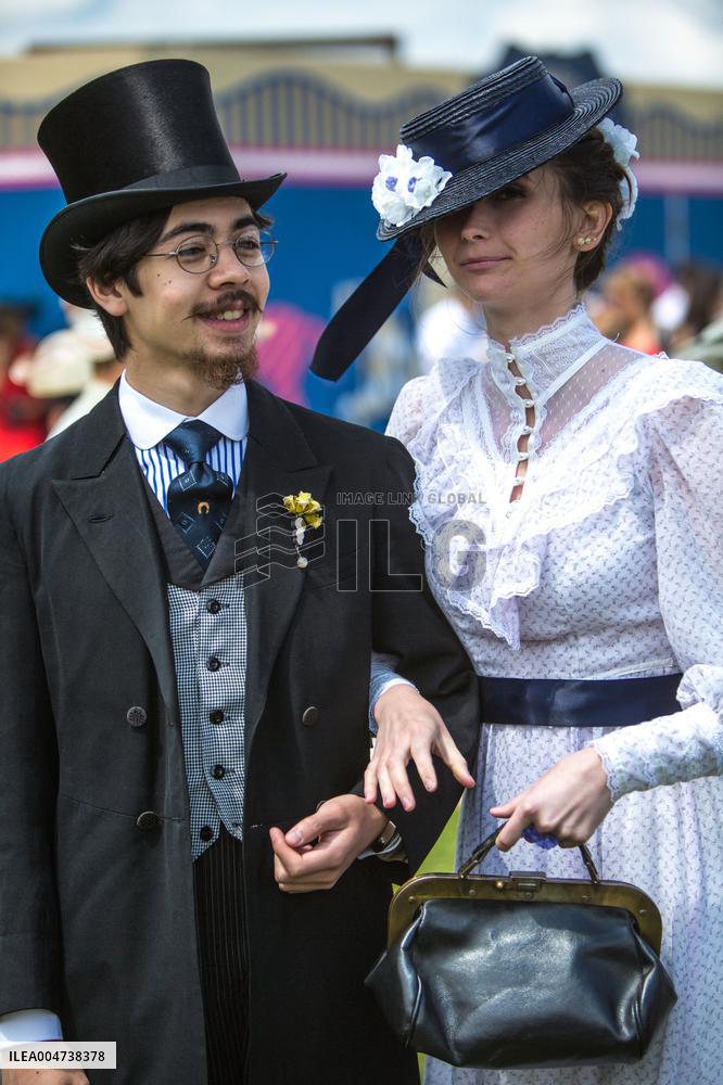 Illustration - Chantilly