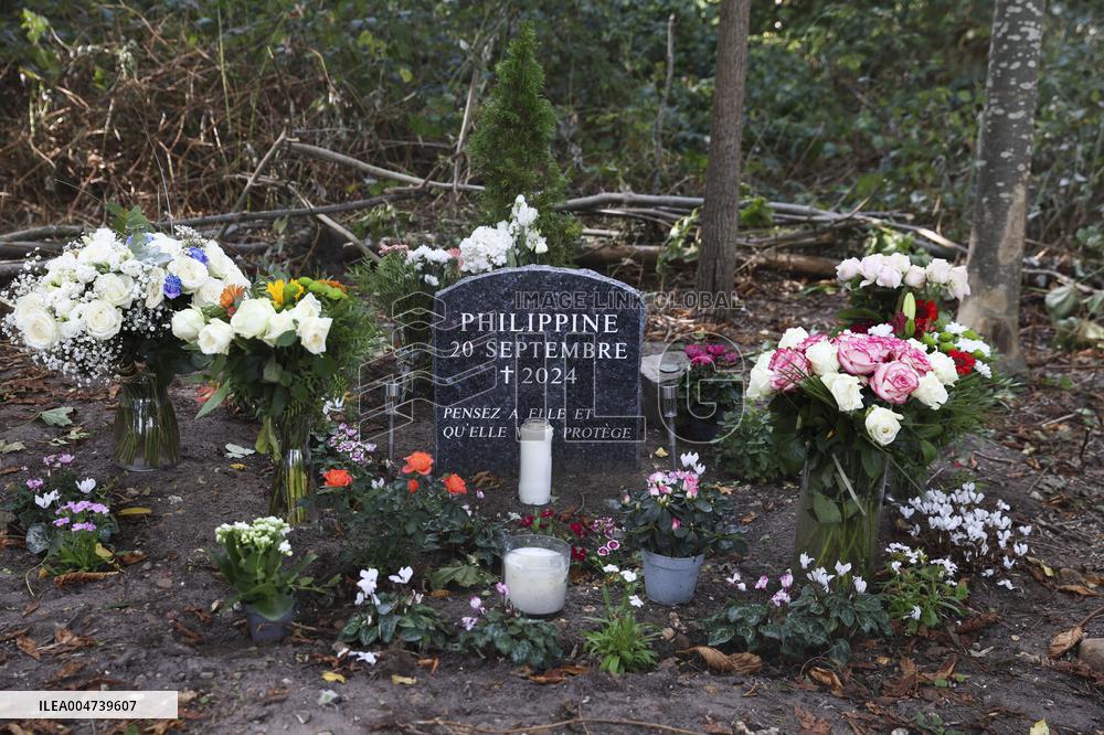 A Memorial Stone In Honor Of Philippine Le Noir De Carlan In Bois De Boulogne - Paris