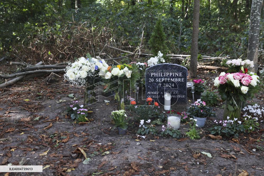 A Memorial Stone In Honor Of Philippine Le Noir De Carlan In Bois De Boulogne - Paris