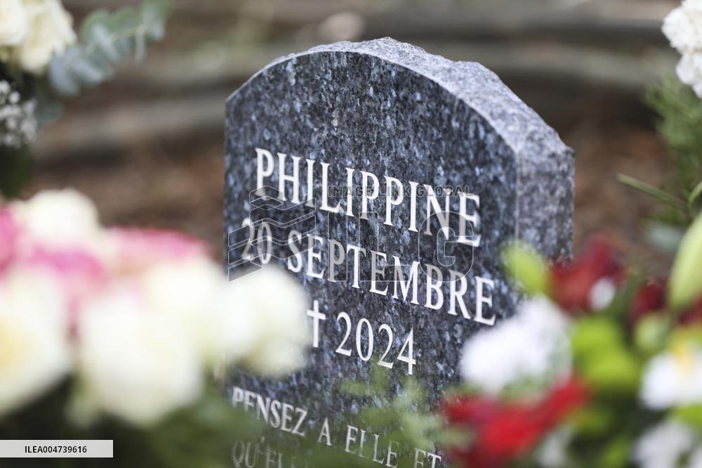 A Memorial Stone In Honor Of Philippine Le Noir De Carlan In Bois De Boulogne - Paris