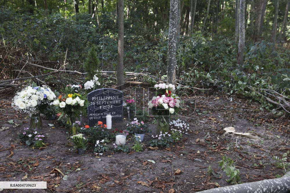A Memorial Stone In Honor Of Philippine Le Noir De Carlan In Bois De Boulogne - Paris