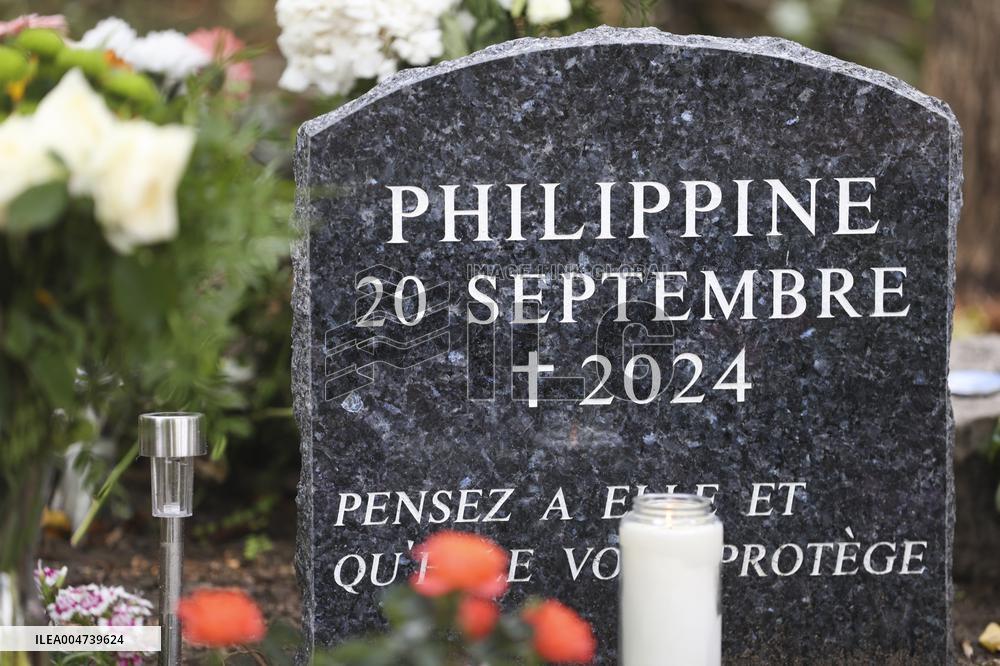 A Memorial Stone In Honor Of Philippine Le Noir De Carlan In Bois De Boulogne - Paris