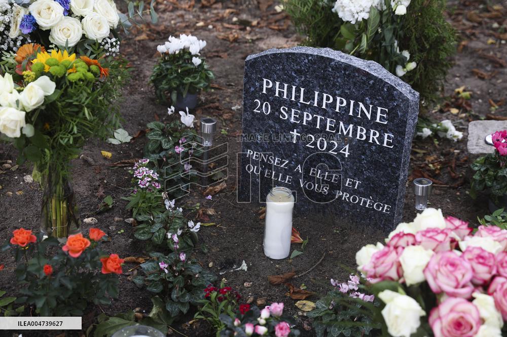 A Memorial Stone In Honor Of Philippine Le Noir De Carlan In Bois De Boulogne - Paris