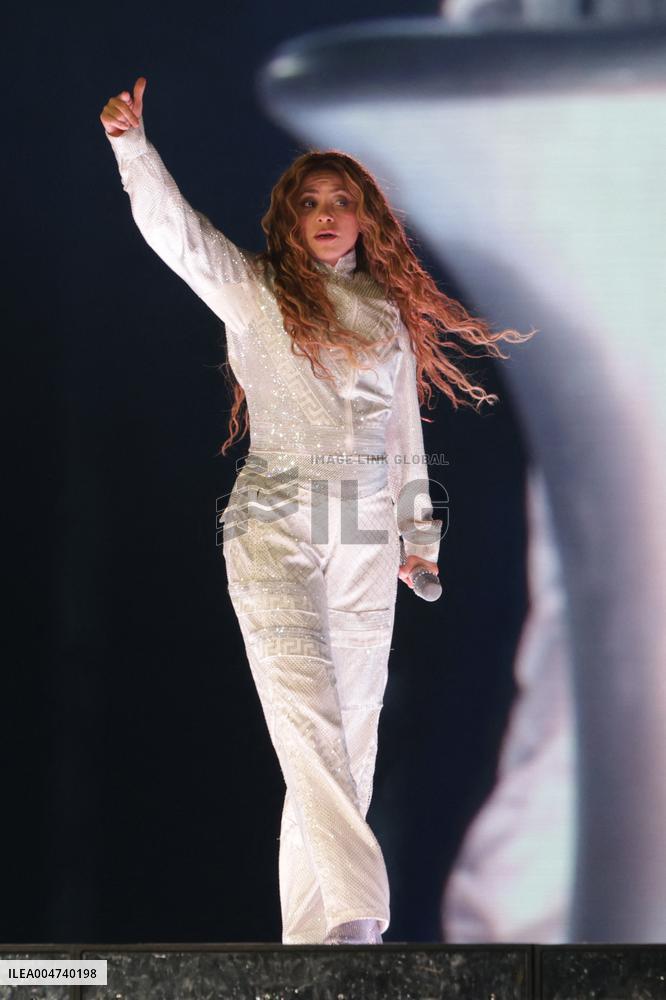 Shakira Performs In Mexico