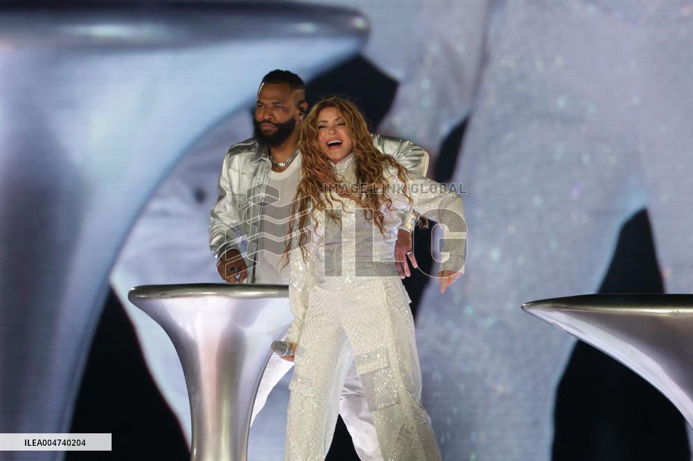 Shakira Performs In Mexico