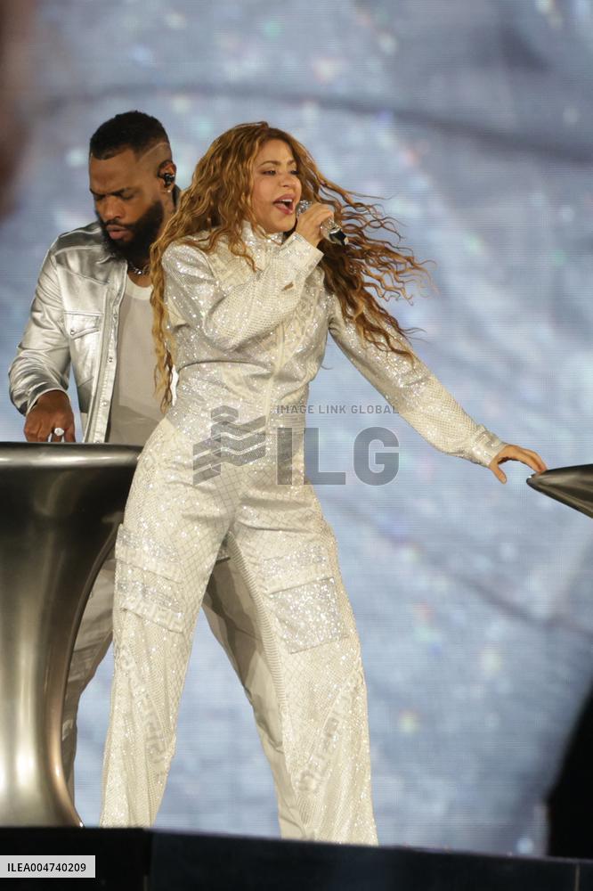 Shakira Performs In Mexico