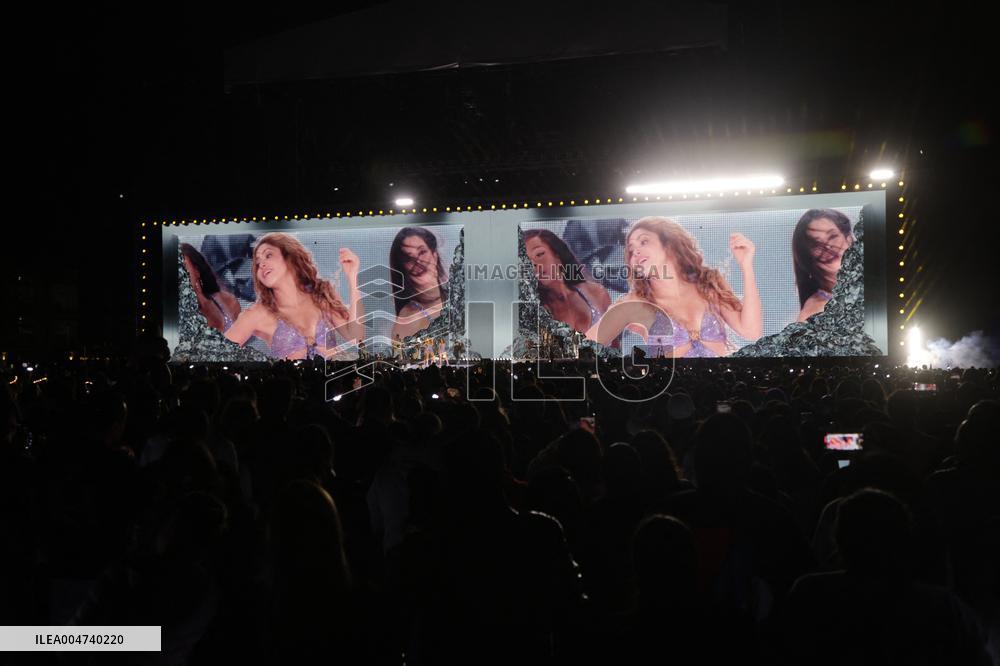 Shakira Performs In Mexico