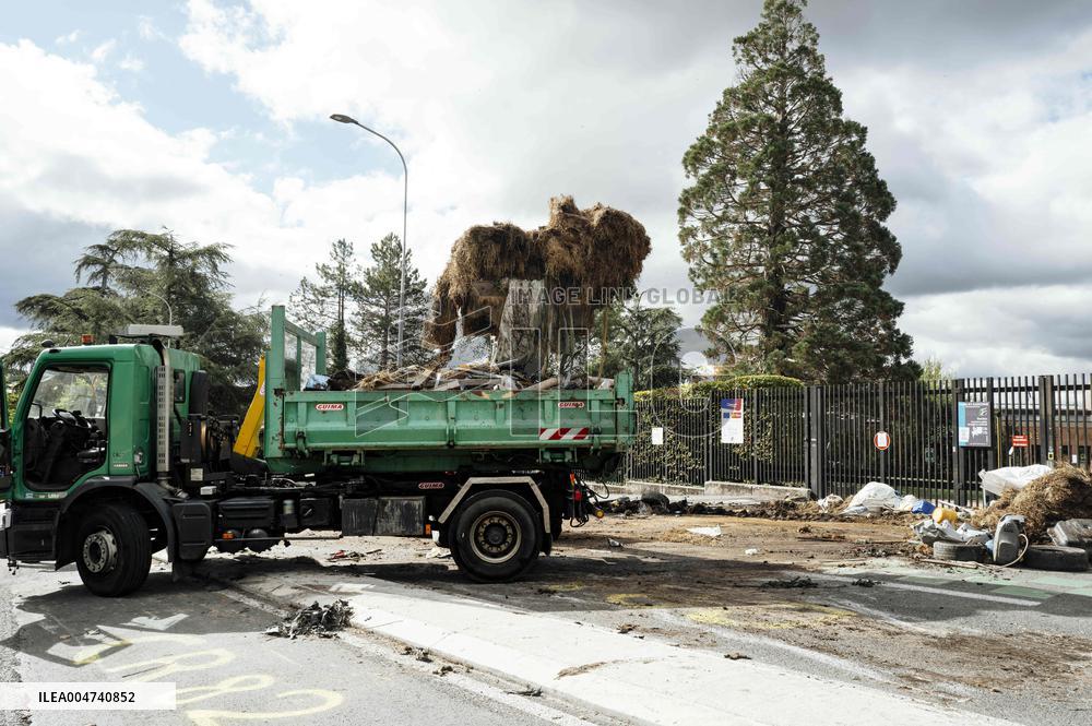 Farmers Protest Outside the Tarn-Et-Garonne Departmental Council - Montauban