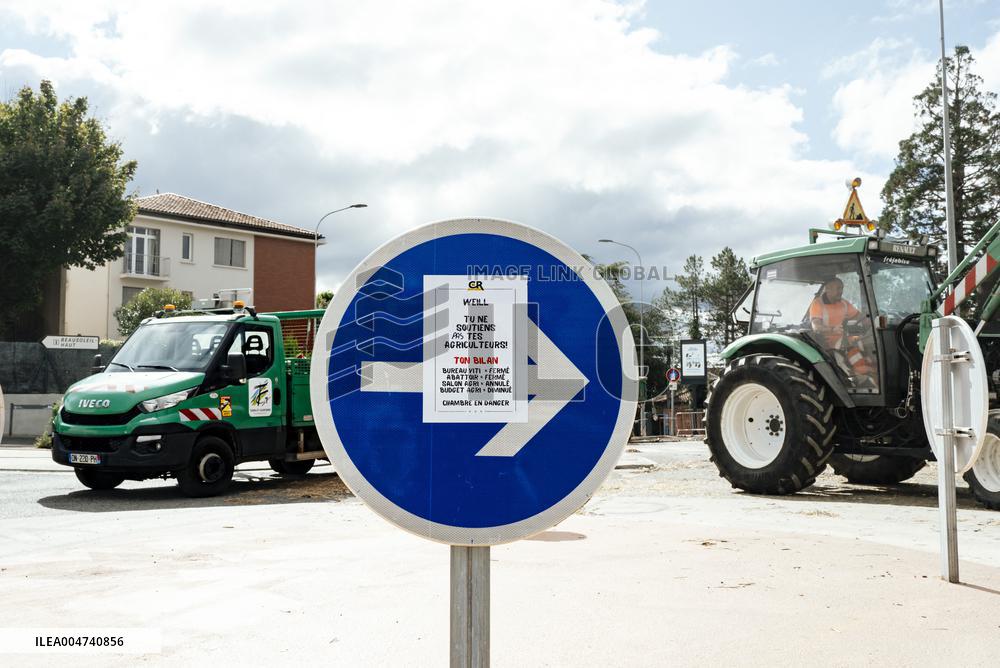 Farmers Protest Outside the Tarn-Et-Garonne Departmental Council - Montauban