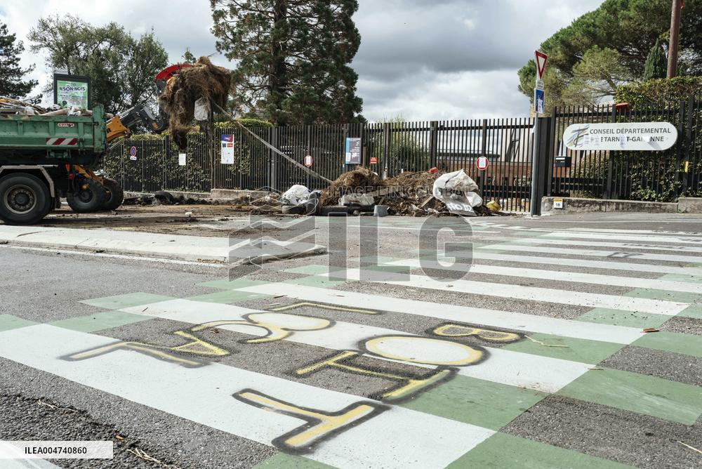 Farmers Protest Outside the Tarn-Et-Garonne Departmental Council - Montauban