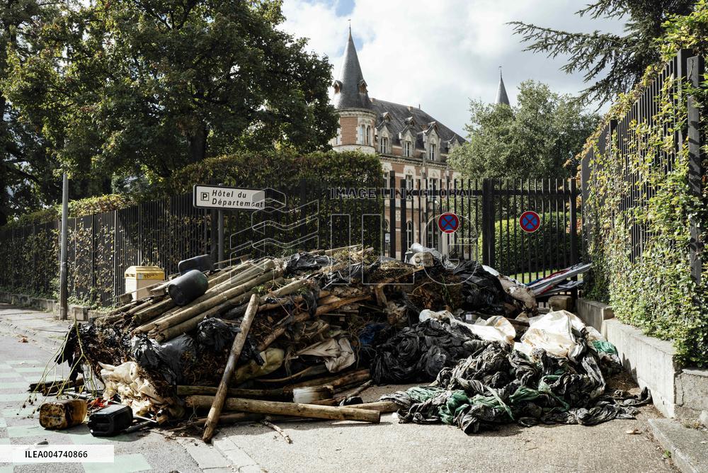 Farmers Protest Outside the Tarn-Et-Garonne Departmental Council - Montauban