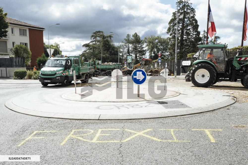 Farmers Protest Outside the Tarn-Et-Garonne Departmental Council - Montauban