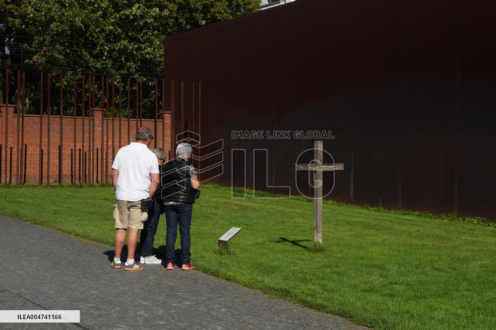 Illustration - The Remains of the Berlin Wall