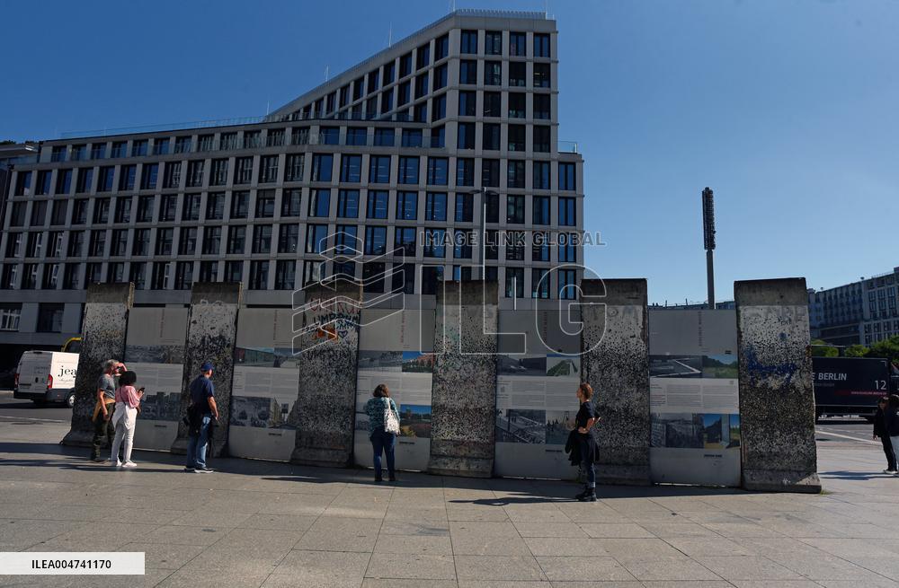 Illustration - The Remains of the Berlin Wall