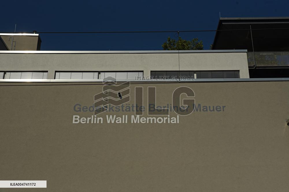 Illustration - The Remains of the Berlin Wall