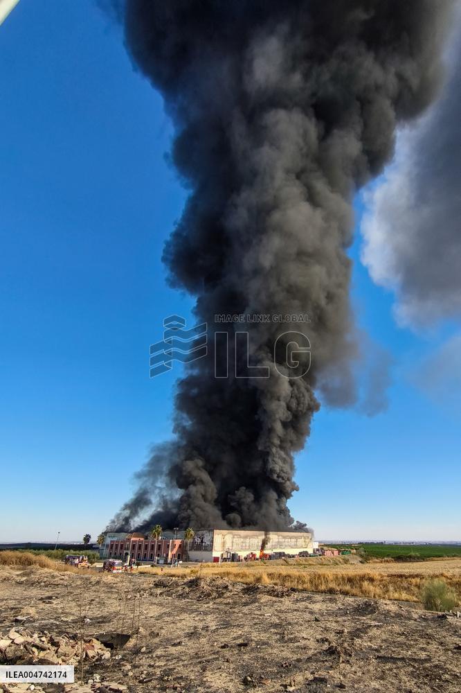 A Fire Razes The Huerta Campo Rico Factory - Spain