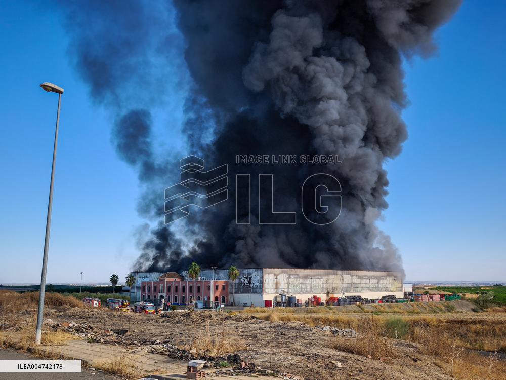 A Fire Razes The Huerta Campo Rico Factory - Spain