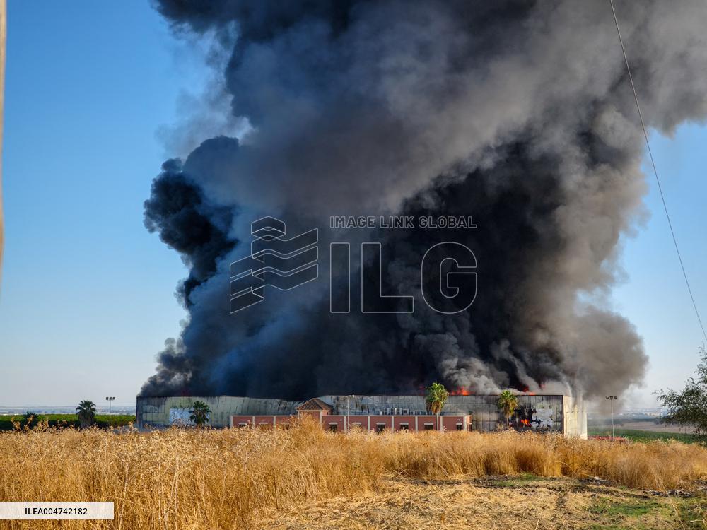 A Fire Razes The Huerta Campo Rico Factory - Spain