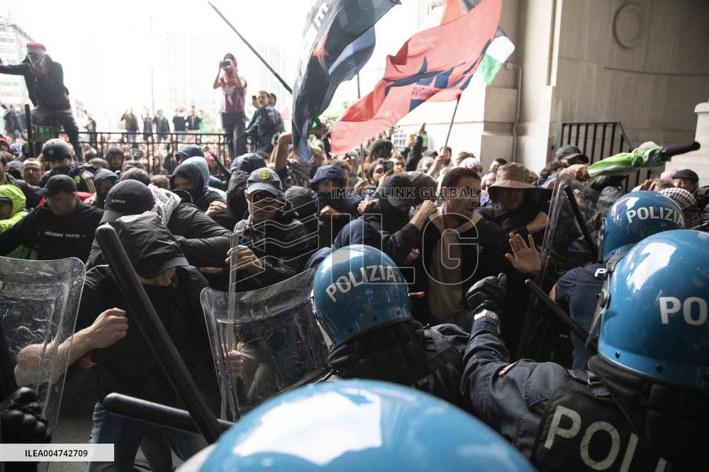 Police Clashes With Protesters At Gaza March Near Central Station - Milan
