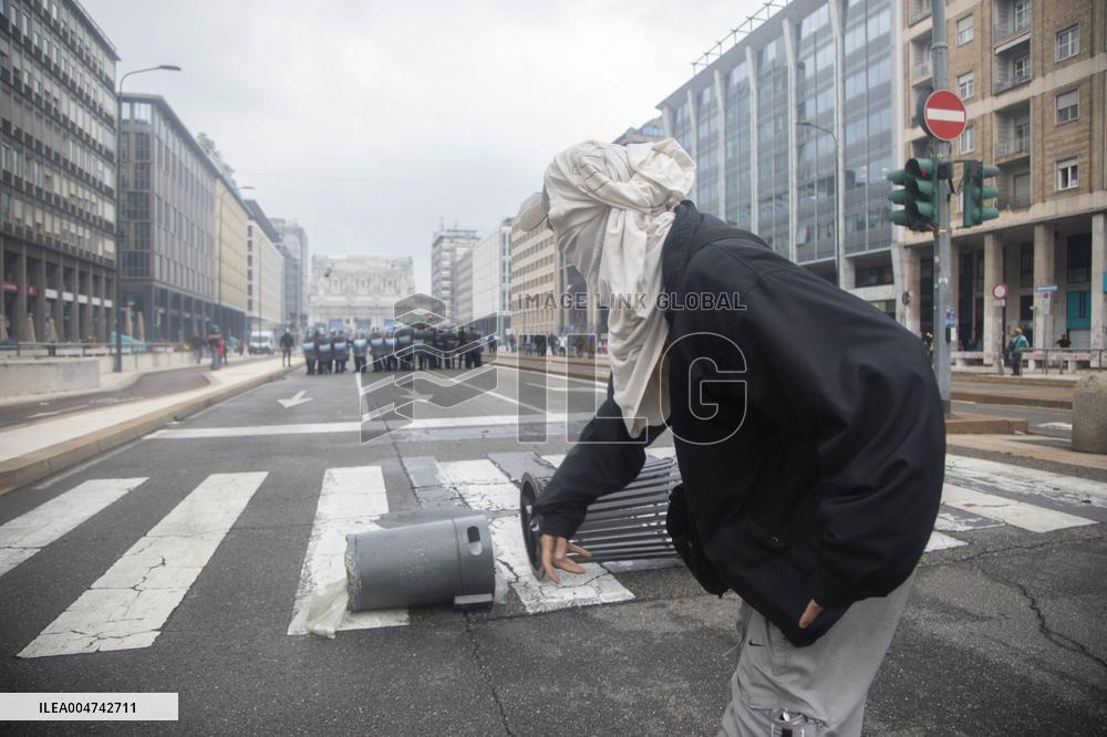 Police Clashes With Protesters At Gaza March Near Central Station - Milan