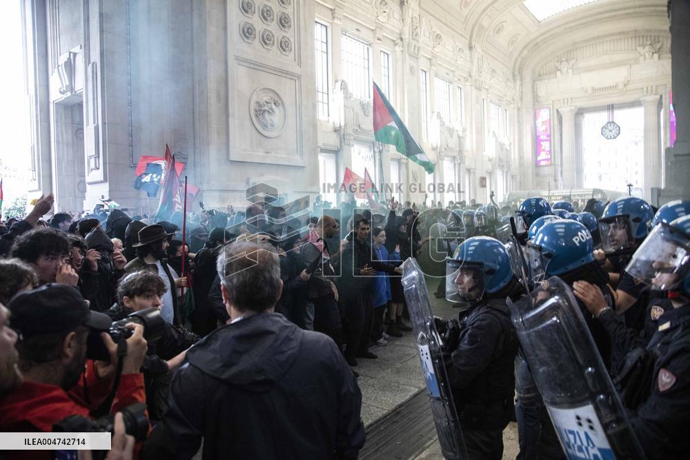 Police Clashes With Protesters At Gaza March Near Central Station - Milan