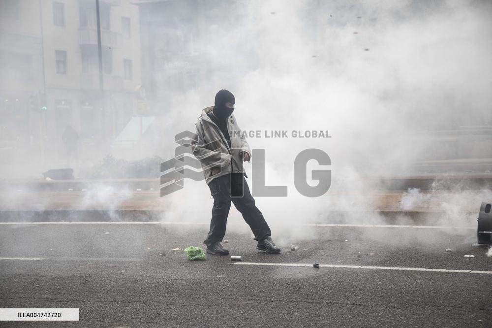 Police Clashes With Protesters At Gaza March Near Central Station - Milan