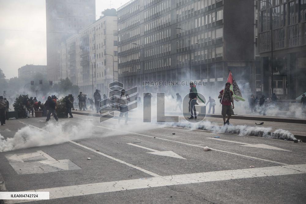 Police Clashes With Protesters At Gaza March Near Central Station - Milan