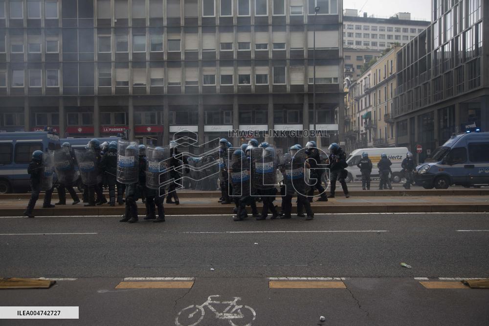 Police Clashes With Protesters At Gaza March Near Central Station - Milan