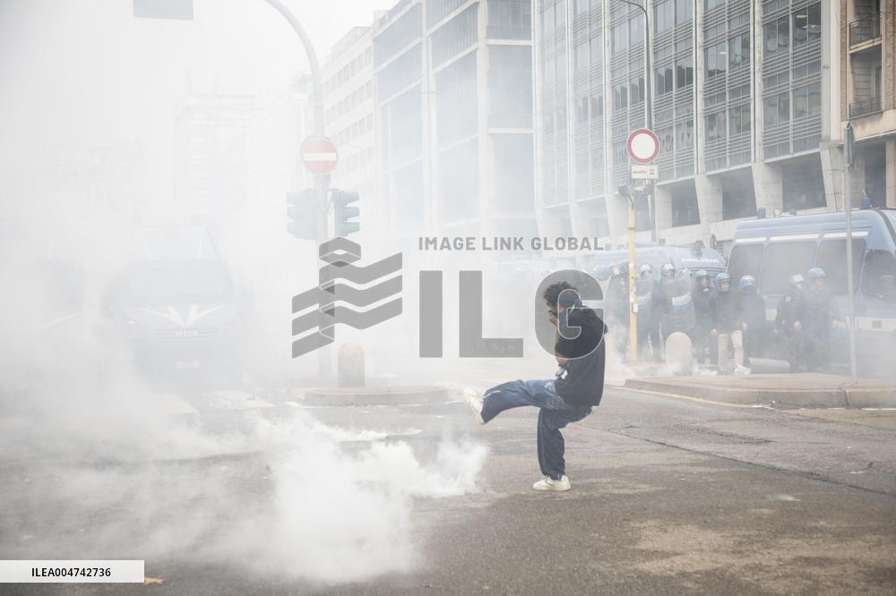 Police Clashes With Protesters At Gaza March Near Central Station - Milan